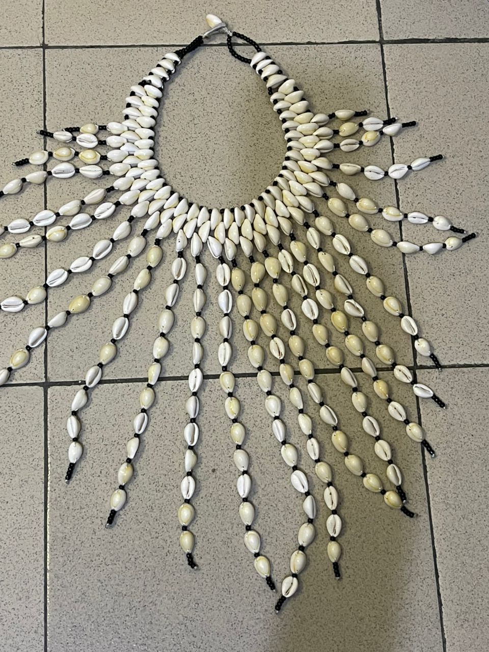 Collier de Cauris Africain - Parure Artisanale Tissée à la Main
