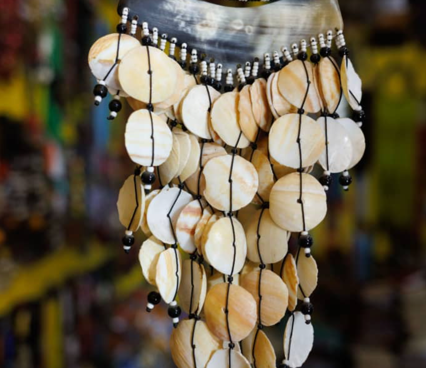 Collier ethnique à coquillages et pendentif argenté