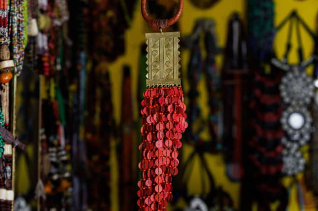 Collier artisanal à pendentif géométrique et franges rouges